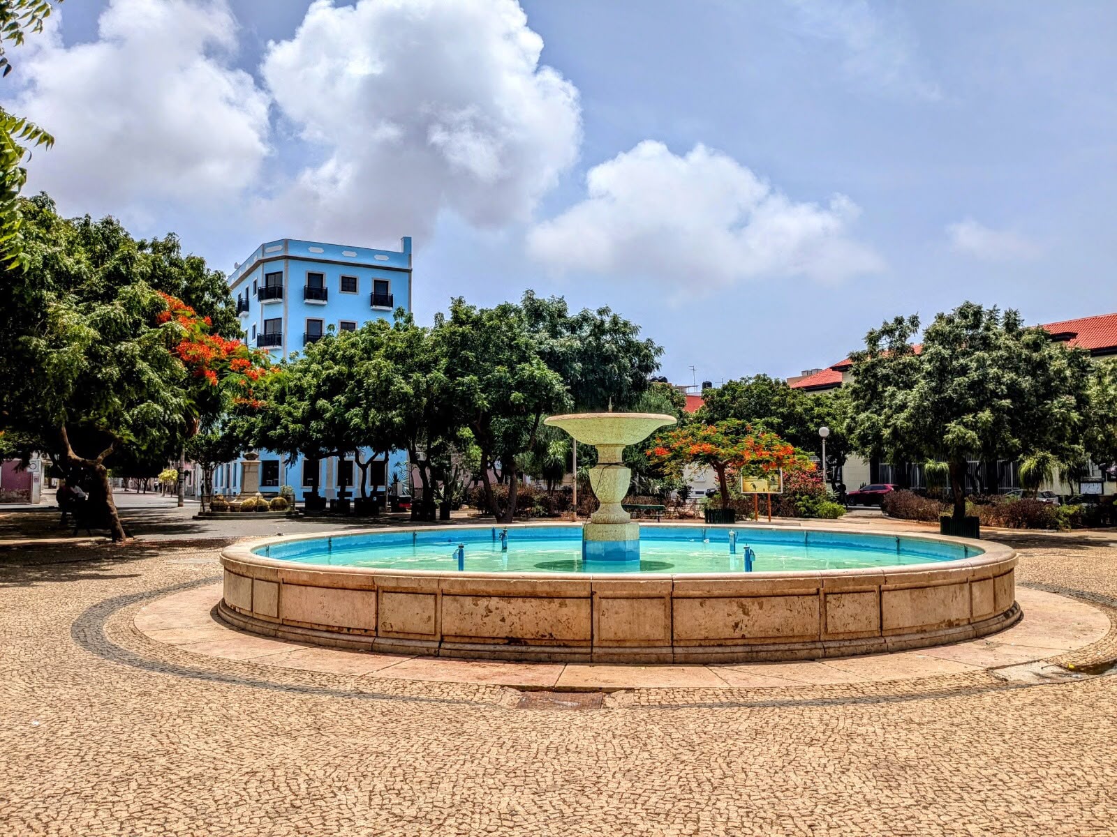 Fonte circular e jardins arborizados no Plateau, centro da Praia, Santiago